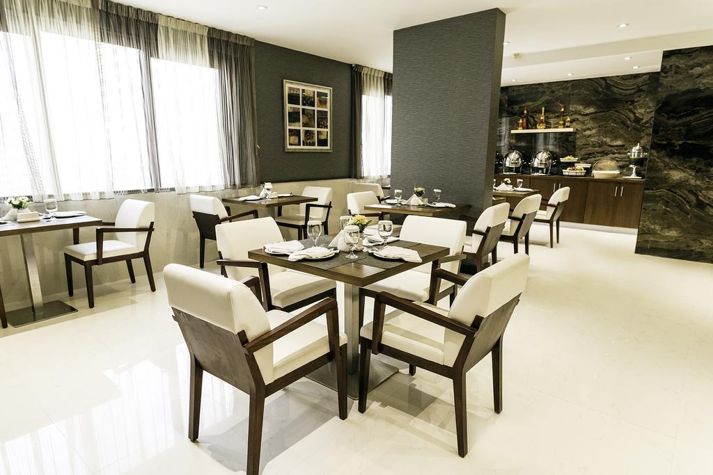 Emirates Plaza Hotel Abu Dabi Exterior foto