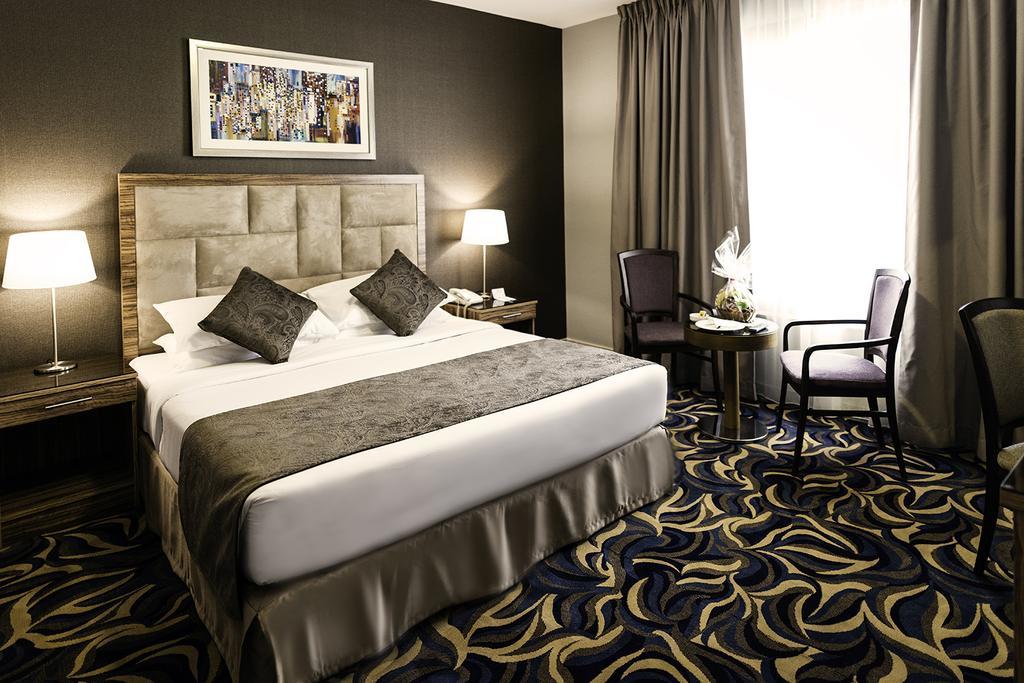 Emirates Plaza Hotel Abu Dabi Exterior foto