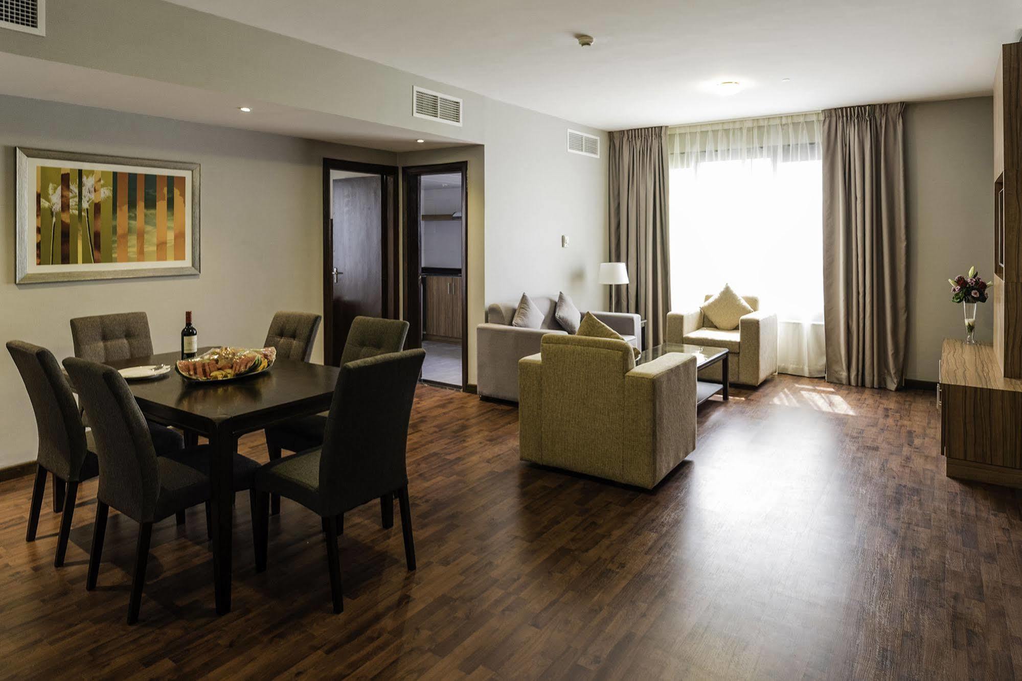 Emirates Plaza Hotel Abu Dabi Exterior foto