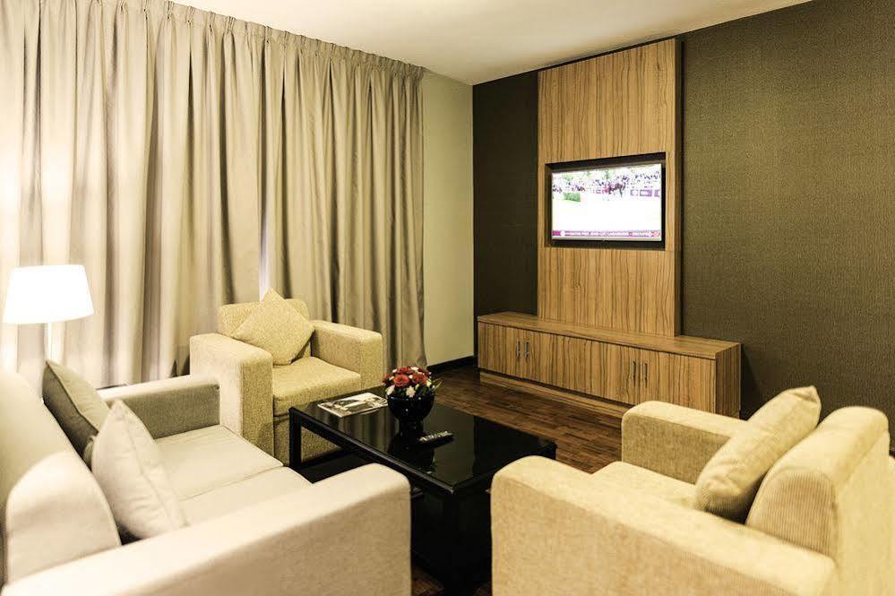 Emirates Plaza Hotel Abu Dabi Exterior foto