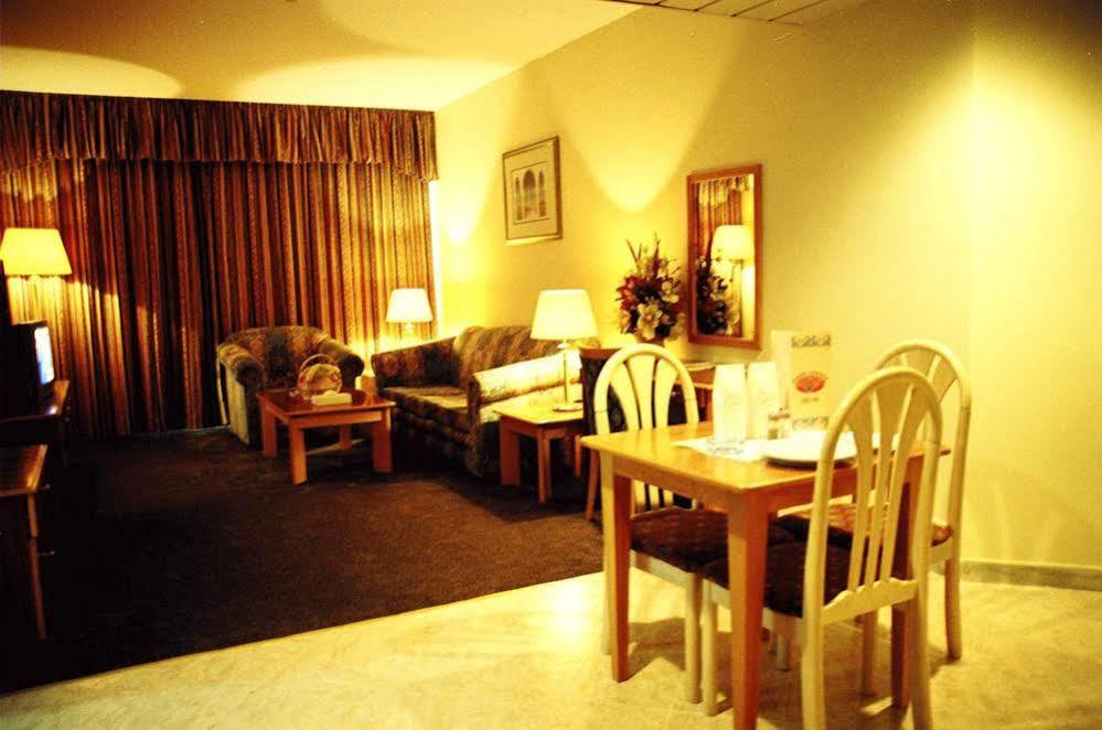 Emirates Plaza Hotel Abu Dabi Exterior foto