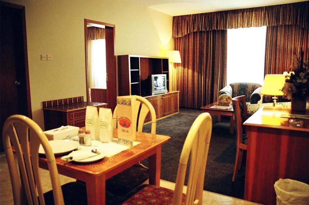 Emirates Plaza Hotel Abu Dabi Exterior foto