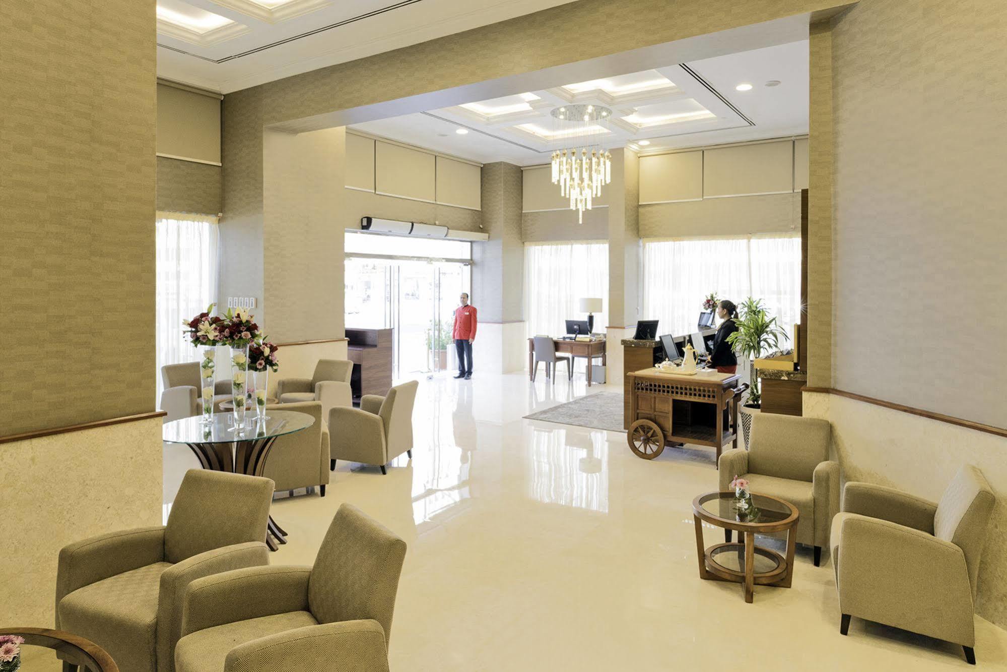 Emirates Plaza Hotel Abu Dabi Exterior foto